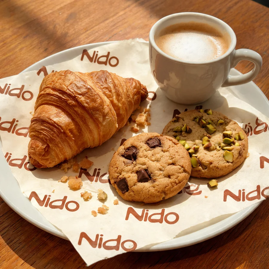 Desayuno servido con la identidad de Nido
