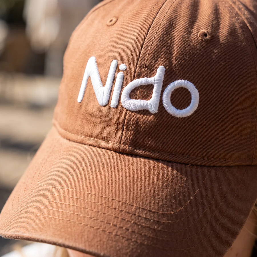 Gorra bordada con el logotipo de Nido