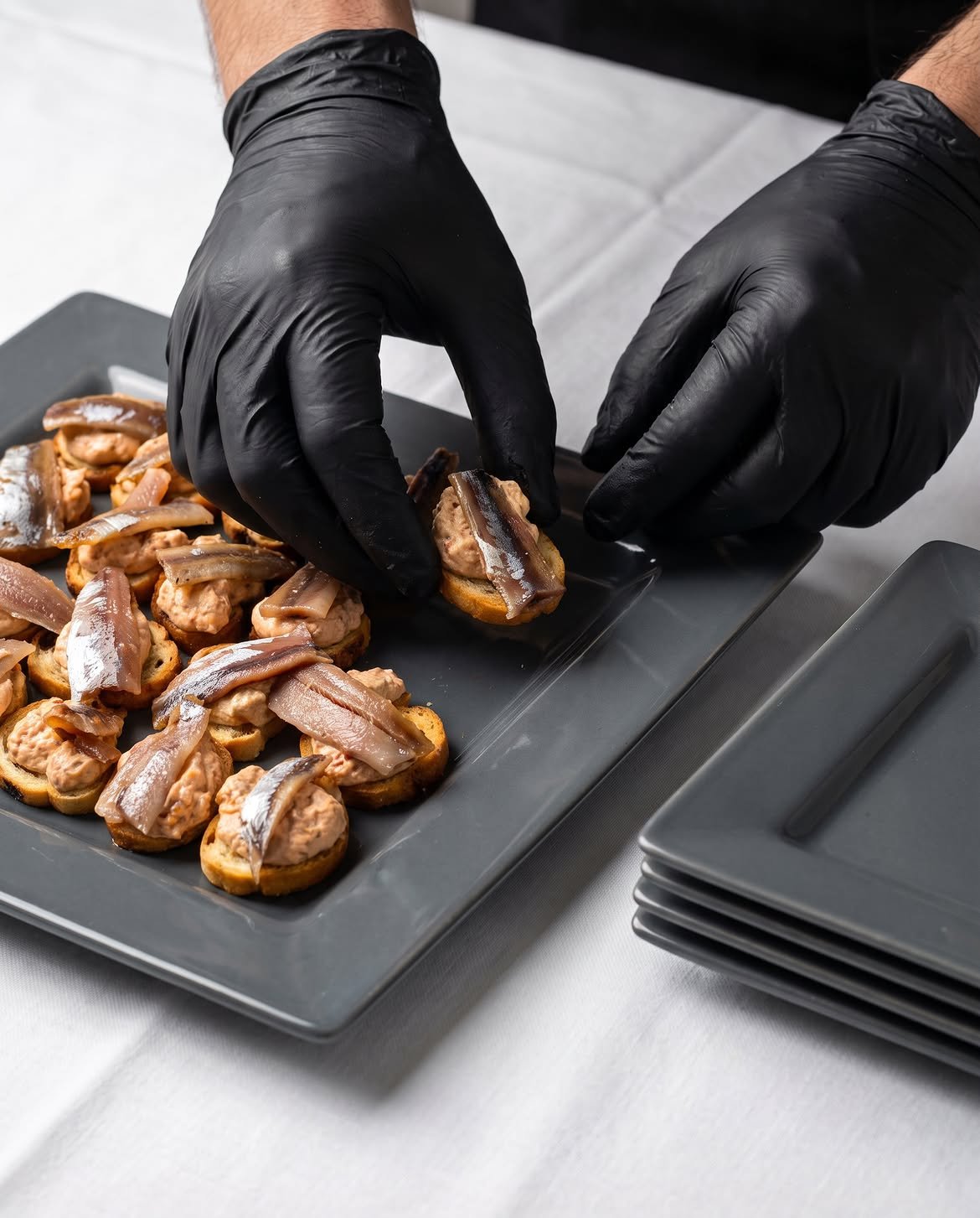 Preparación de aperitivos del catering Al teu gust