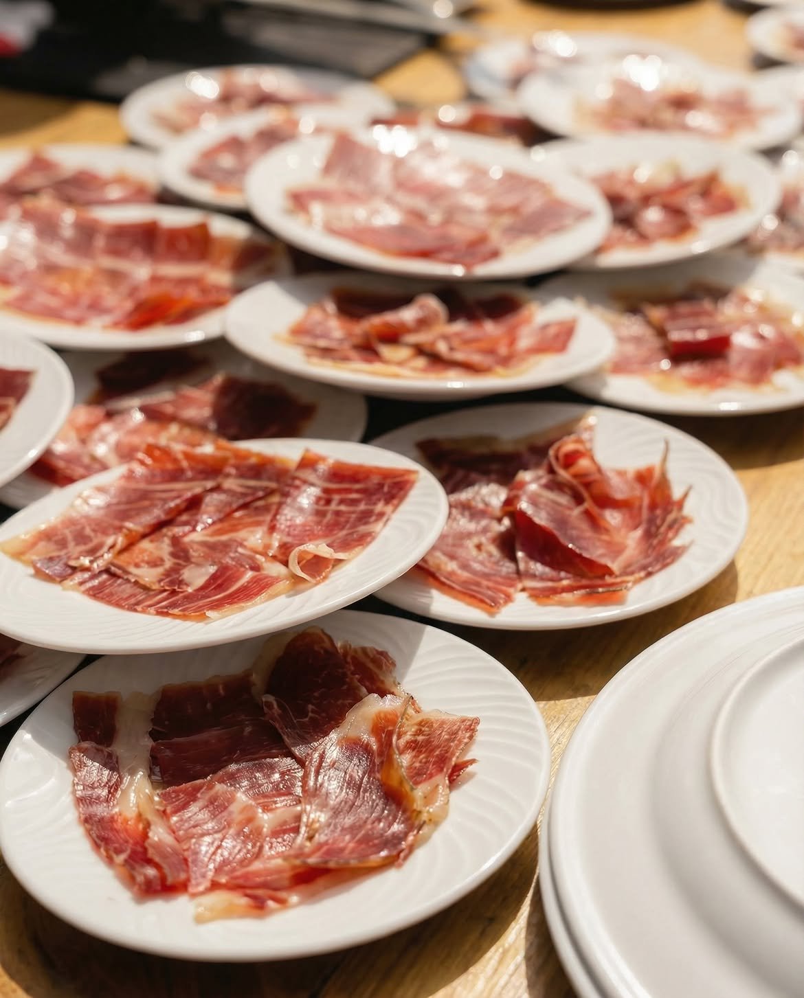 Platos de jamón preparados para un evento de Al teu gust
