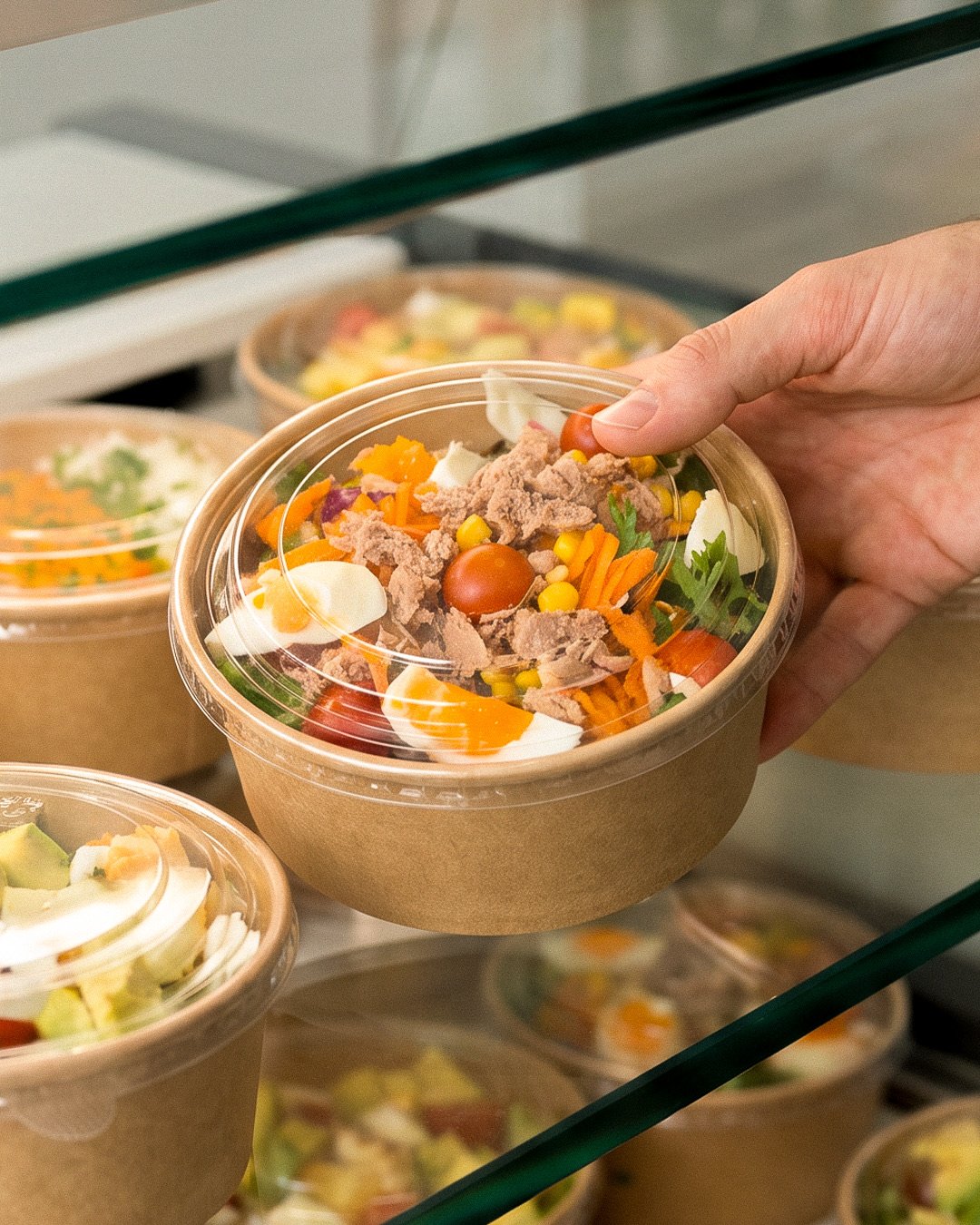 Ensaladas preparadas en el mostrador de La Rostissería