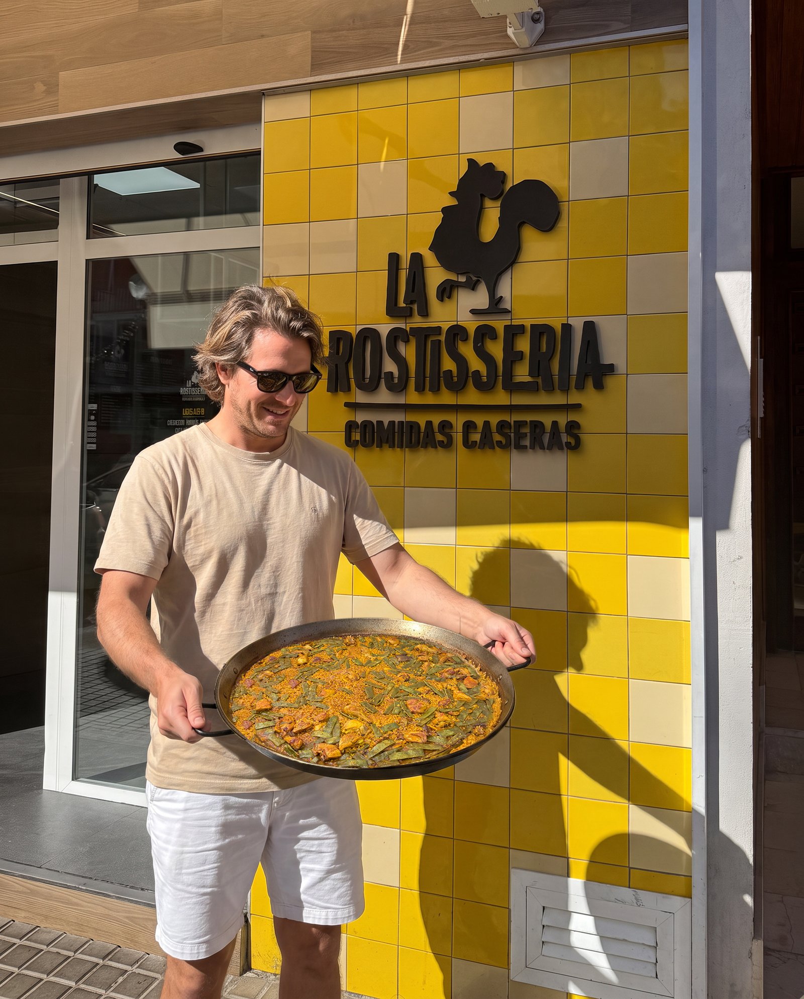 Paella delante del local de La Rostissería
