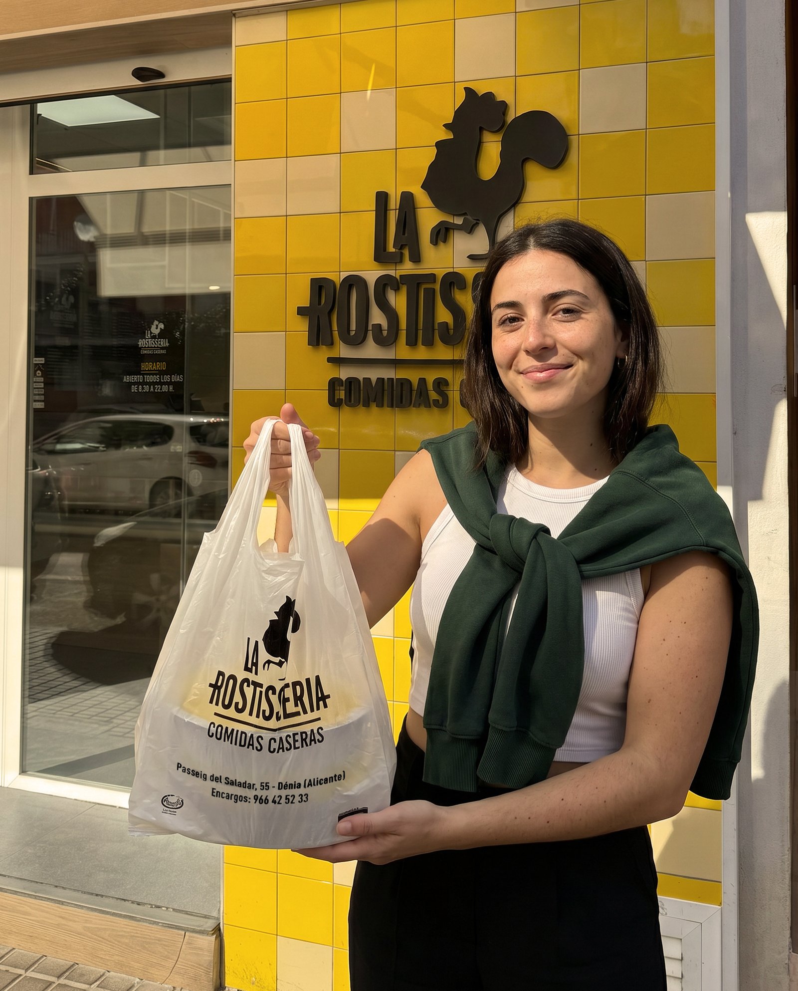 Clienta con un pedido delante de La Rostissería