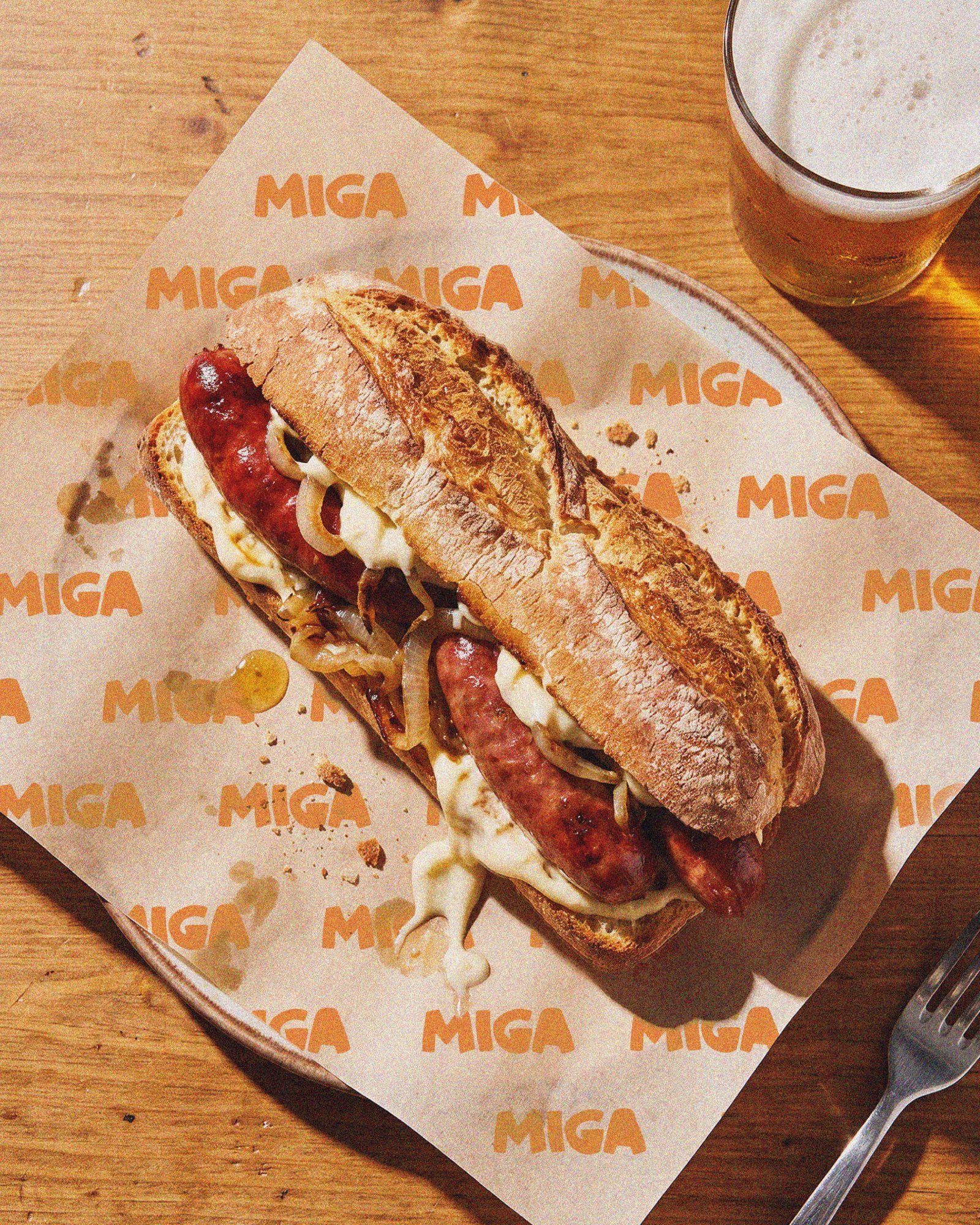 Bocadillo servido sobre papel personalizado de Miga