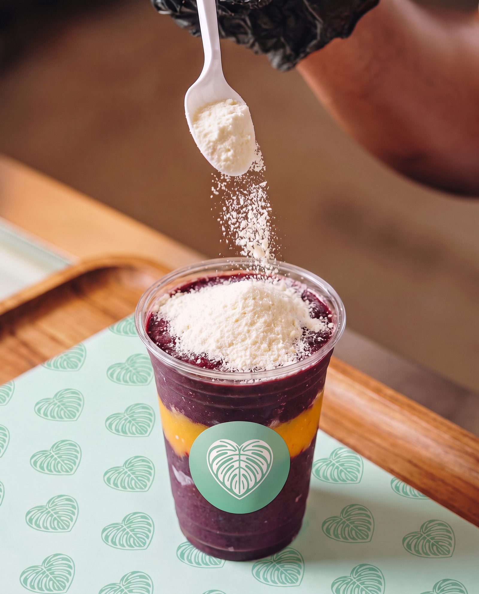 Vaso de açaí con el isotipo de Puraçaí durante su preparación