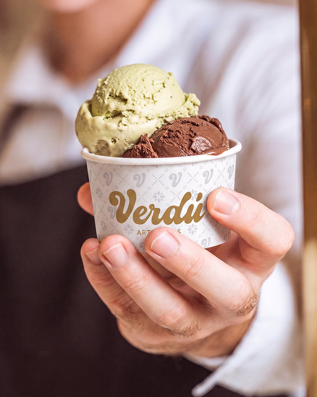 Vaso de helado de Verdú Artesanos sostenido entre las manos
